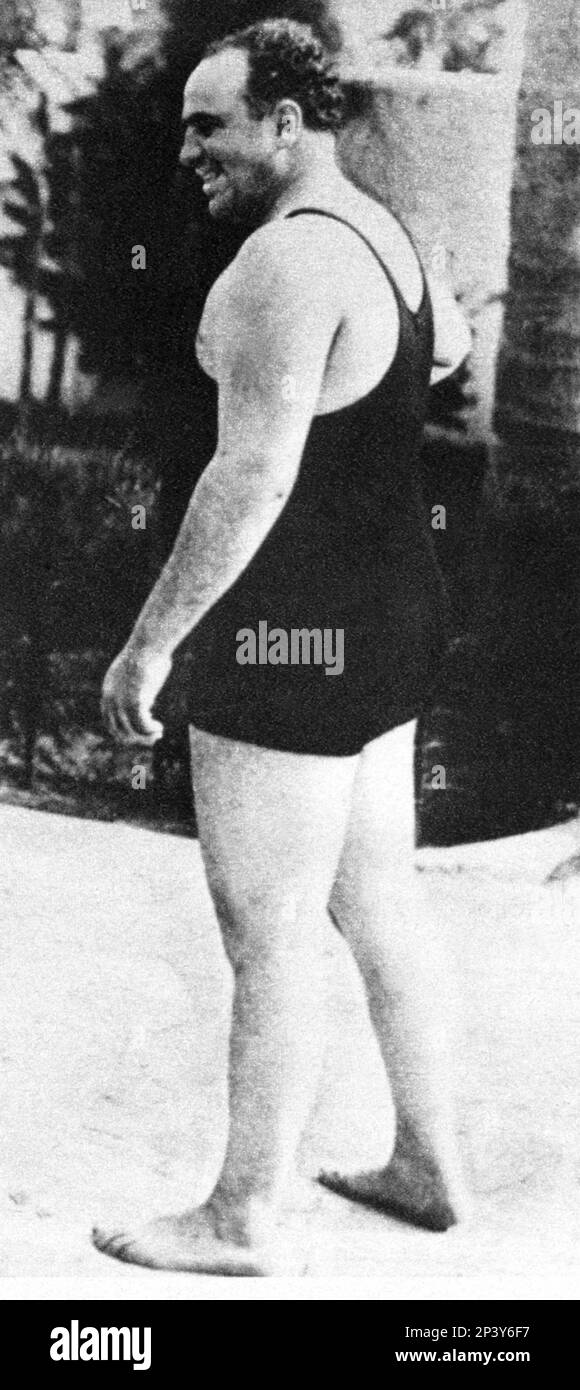 Ca. 1930 : Der berühmte Gangstern AL CAPONE ( geboren Alphonse Caponi , New York , 1899 - Palm Spring 1947 ) in seiner Villa in Palm Spring - Delinquente - Mafia - Mafioso - profilo - Kostüm da Bagno --- Archivio GBB Stockfoto