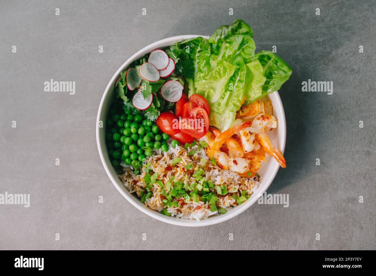 Schüssel mit Reis und Garnelen. Stockfoto