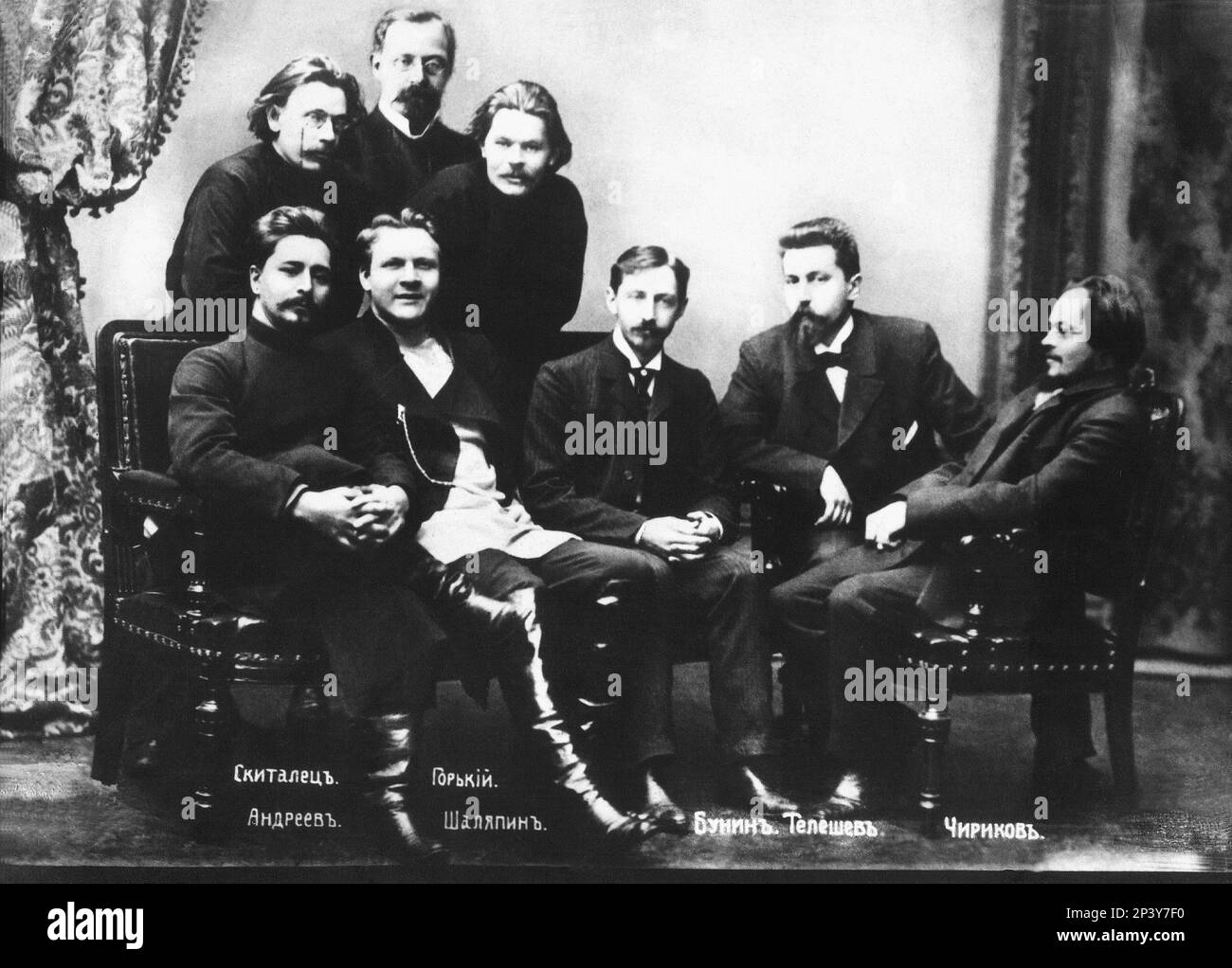 1871 , Moskow , Russland : der Schriftsteller Leonid ANDREEV mit MAKSIM GORKY ( Nizni Novgorod 1868 - Moskow 1936 ) , der Tenore-Sänger SHALYAPIN , der Dichter und Schriftsteller IVAN BUNIN ( 1870 - 1953 ) , der Schriftsteller Stepan Gaurilovich Petrov SKITALETS , Nikolaj Dmitrievitch TELESHOV und TCHIRKOV - SCRITTORE - POETA - POESIA - DRAMMATURGO - PLAYWRITER - DRAMATIST - COMMEDIOGRAFO - TEATRO - THEATER - POESIE - ritratto - Baffi - Schnurrbart - socialismo - socialista - socialdi - GORSTI - Socialdi - Socialidi - socialiti LIRICA --- Archivio GBB Stockfoto