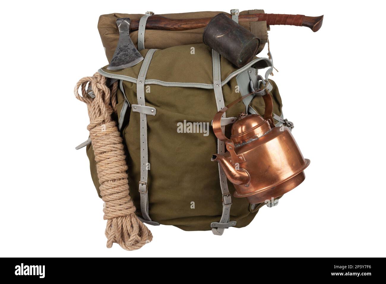 Antiker Vintage Rucksack mit Seil, Teekannen, Messingbecher und Gaslaterne isoliert auf weißem Hintergrund Stockfoto