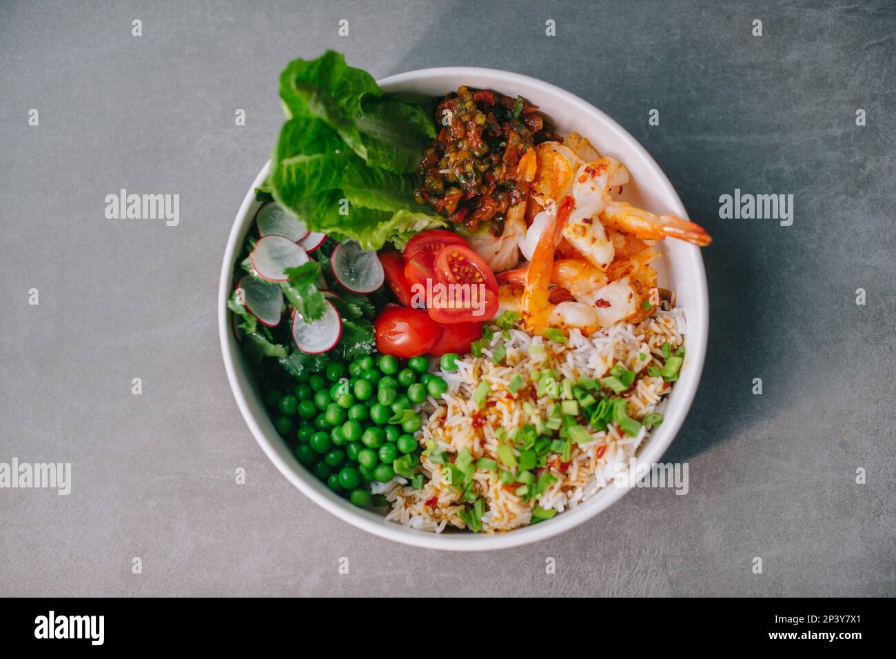 Schüssel mit Reis und Garnelen. Stockfoto