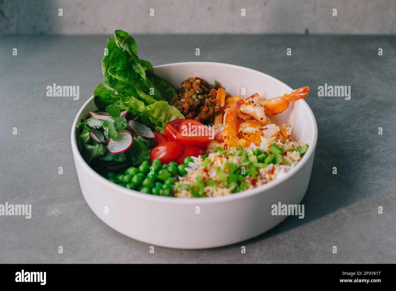 Schüssel mit Reis und Garnelen. Stockfoto