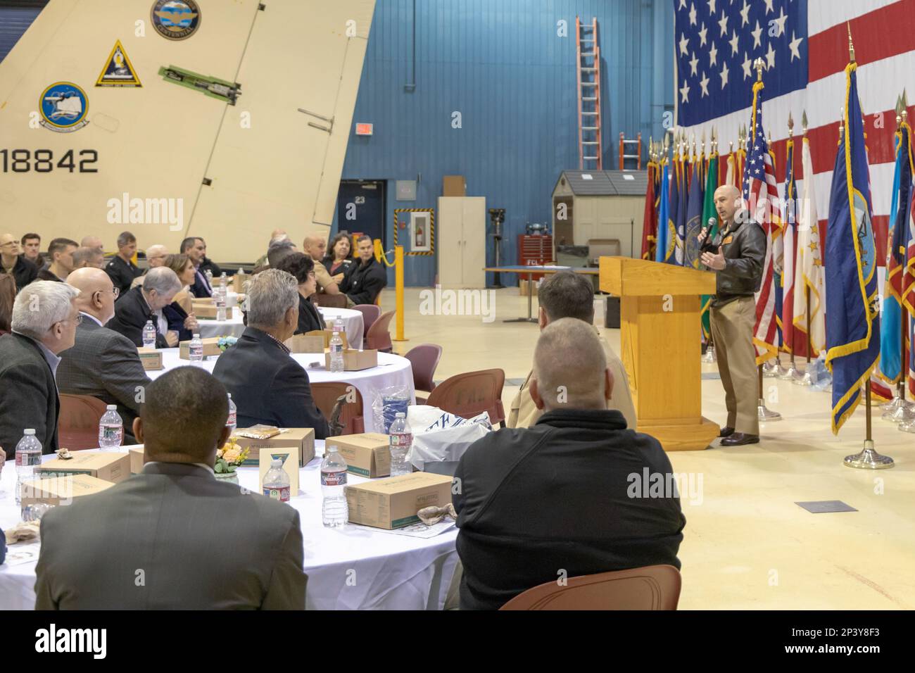 230216-N-MR862-211 TINKER AFB, OKLAV. (16. Februar 2023) Kapitän Robert 'Skillz' Majoris, Commodore, Strategic Communications Wing (SCW) 1, hält seine Schlussbemerkungen für Seeleute und Partner der Oklahoma-Gemeinschaft auf dem 96. Vierteljährlichen TACAMO Community Council (TCC) Luncheon im Center for Naval Aviation Technical Training (CNATT), Detachment Tinker, Hi Bay, 16. Februar 2023. SCW-1 ist ein Mieterkommando am Luftwaffenstützpunkt Tinker, der die nationale Sicherheit durch Abschreckung gegen gegensätzliche nukleare Ambitionen sicherstellt. Stockfoto