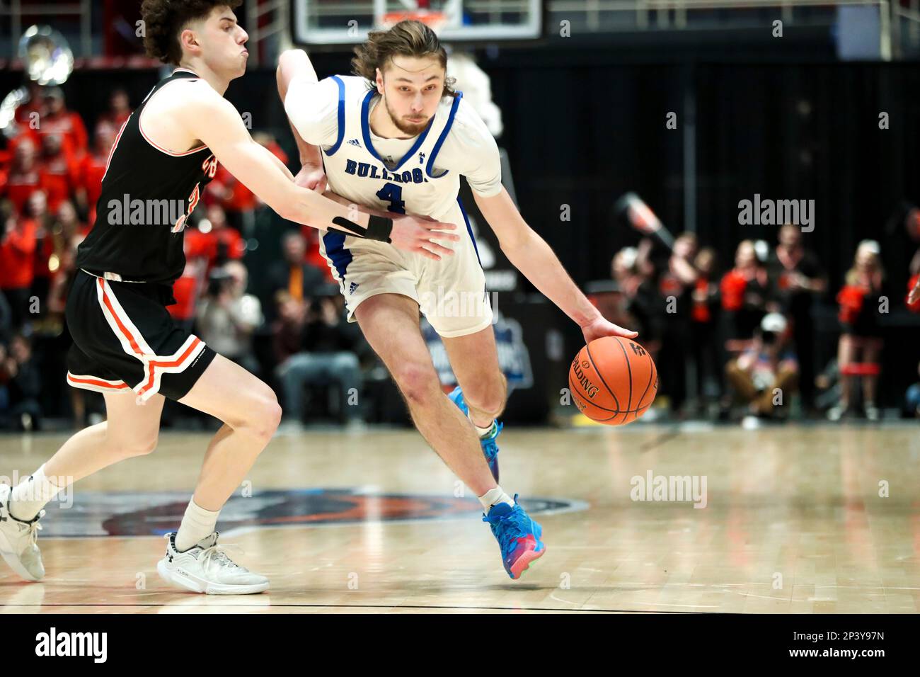 CHARLOTTE, NC - MARCH 05: Anthony Dell'Orso (30) of the Campbell Fighting Camels defends Drew Pember (4) of the North Carolina-Asheville Bulldogs as he drives to the basket during the Big South Championship on March 5, 2023 at Bojangles Coliseum in Charlotte, NC. (Photo by David Jensen/Icon Sportswire) (Icon Sportswire via AP Images) Stockfoto