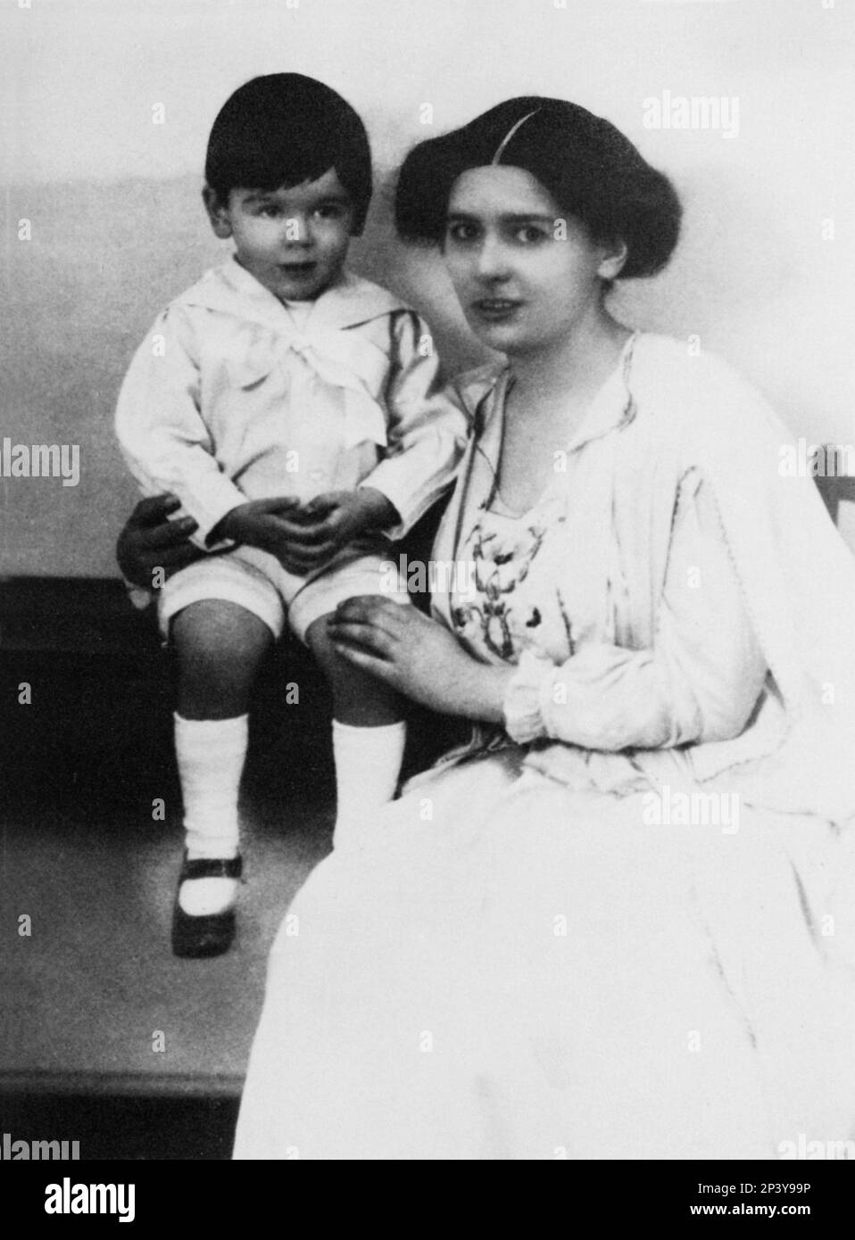 1916 : die irische Schriftstellerin REBECCA WEST ( geboren Cicily Isabel Fairfield , 1892 - 1983 ) , Liebhaberin des Schriftstellers HG Wells . Auf diesem Foto mit dem unehelichen Sohn von Wells , genannt ANTHONY WEST ( geboren am 5 . august 1914 ) - SCRITTRICE - SCRITTORE - LETTERATO - LETTERATURA - LITERATUR - SAGGISTA - Portrait - Rituto - femminismo - femminista - Mamma e figlio - madre - Figlio illegittimo ---- Archivio GBB Stockfoto