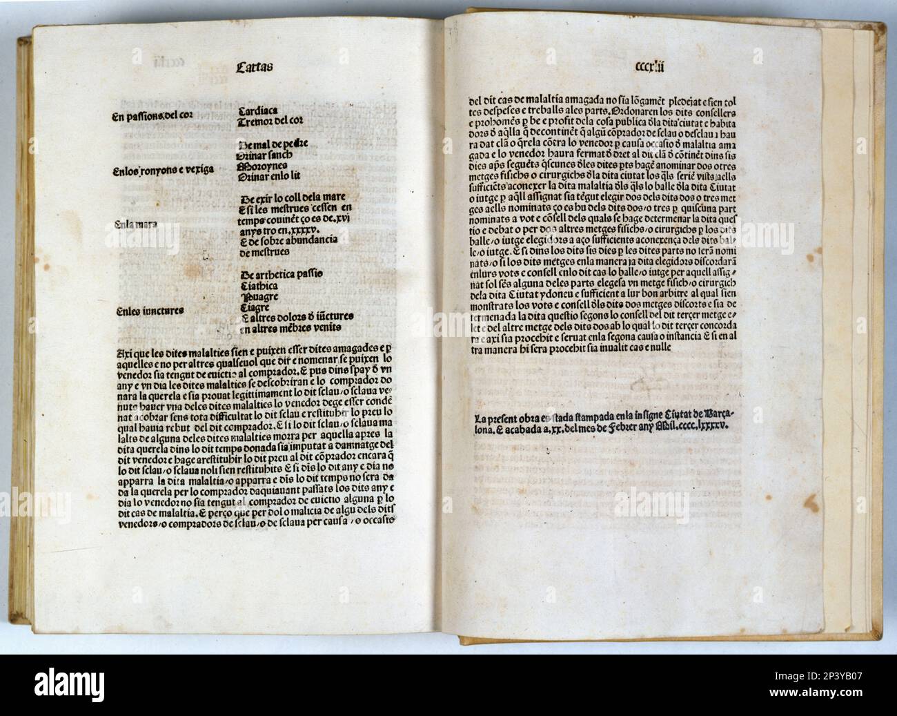 Seiten der "Verfassungen von Katalonien" (katalanische Verfassungen) zu Pergament. Erste Ausgabe des Grundtextes des katalanischen Gesetzes. Gedruckt in Barcelona von Pere Miquel und Diego de Guniel am 20. 1495. Februar. Stockfoto