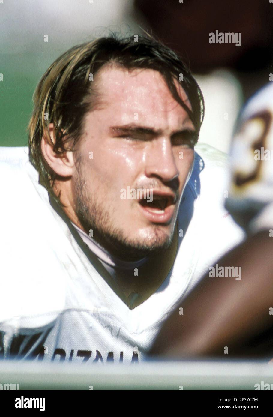 Arizona State University linebacker Pat Tillman (42) sets for play in 1997. (AP Photo / Al Messerschmidt) Stockfoto