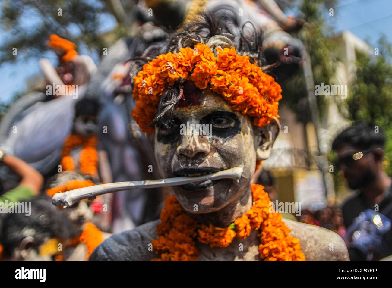 Varanasi, Uttarpradesh, Indien. 4. März 2023. Die Menschen von Kashi versammeln sich in Manikarnika Gheat, um Chita Bhasma Holi zu feiern. Es ist ein sehr guter Anlass für alle Aghoris, Weisen und Nagas. Nach dem Glauben an unsere Vedic-Schrift versammeln sich die Phantome, Geister und all diese Anhänger von Lord Shiva auf Manikarnika Gheat, um Masan Holi mit ihrer Gottheit Shiva zu feiern. (Kreditbild: © Sudip Chanda/Pacific Press via ZUMA Press Wire) NUR REDAKTIONELLE VERWENDUNG! Nicht für den kommerziellen GEBRAUCH! Stockfoto