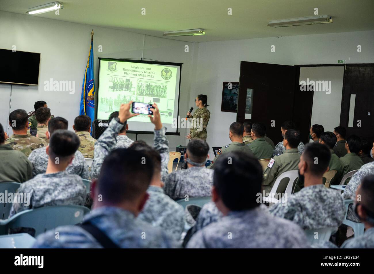 USA Air Force Capt. Jennifer Nuanes, 154. Flügel, verantwortlicher Offizier der Flugzeuginstandhaltungseinheit, berichtet über die Teilnehmer der Veranstaltung zum Expertenaustausch zwischen Pacific Air Forces und Philippine Air Force auf der Basa Air Base, Philippinen, 27. Januar 2023. Am Ende der Veranstaltung versammelten sich die beiden nationalen Luftwaffen zu einer Nachbesprechung, bei der die Staats- und Regierungschefs die erzielten Fortschritte und die Ziele, die sie mit künftigen Engagements erreichen wollen, erörterten. Stockfoto