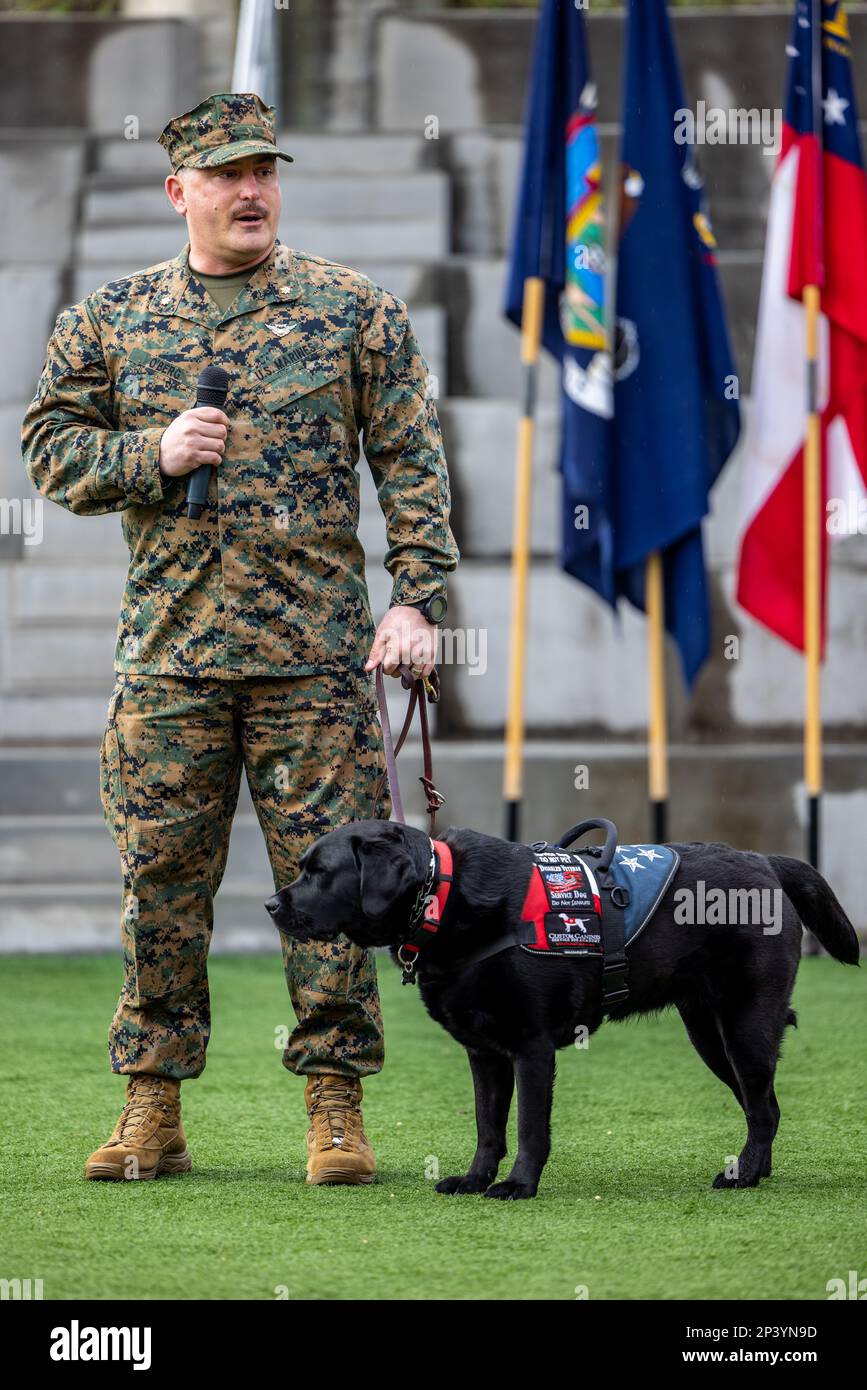 USA Marinekorps Major Robert O'Berg, ein Mitglied des erholsamen Dienstes beim Wundred Warrior Battalion - West, hält eine Rede während eines zweifachen Ruhestands in der Wounded Warrior Bn. Am 30. Januar 2023 im Marinekorps-Basislager Pendleton, Kalifornien. O'Berg und Gunnery Sgt. Timothy Cunningham gingen beide nach fast 40 Jahren kombinierten Dienstes aus dem Marine Corps in den Ruhestand. O'Berg stammt aus Brooklyn, New York. Stockfoto