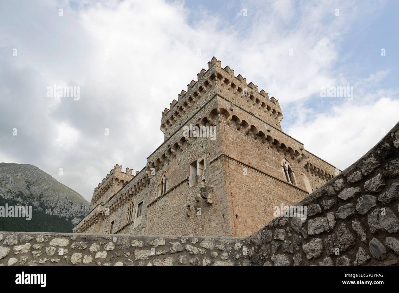 Das majestätische Schloss Ducale in Casoli Stockfoto