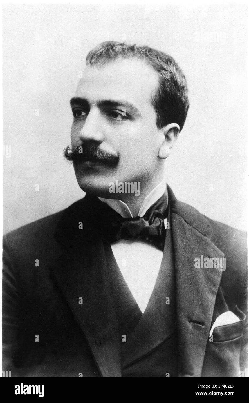 Der gefeierte italienische Komponist UMBERTO GIORDANO ( Foggia 1867 - Milano 1948 ) - OPERA LIRICA VERISTA - COMPOSITORE - MUSICA - Portrait - ritratto - Baffi - Schnurrbart - papillon - Krawatte - Cravatta - Halsband - colletto - fazzoletto nel Taschino - Pochette - GBB- Stockfoto