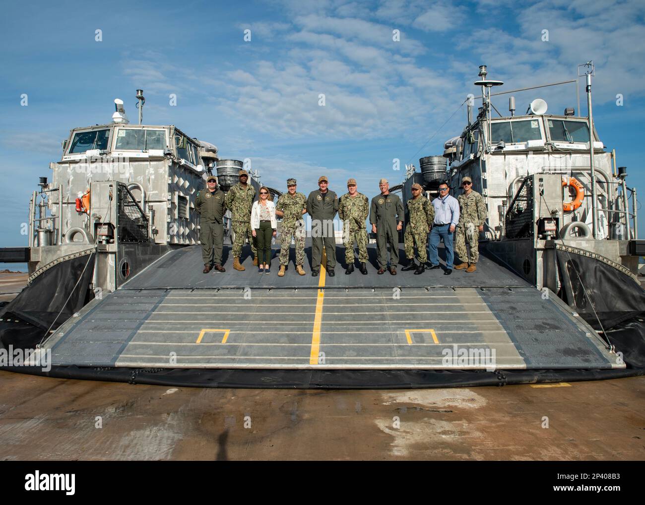 Wesley McCall, Kommandeur der Navy Region Südost, besuchte das Navy Lab an Bord der Naval Support Activity Panama City, Januar 19. McCall traf sich mit Captain David Back im Naval Surface Warfare Center der Panama City Division und erfuhr von der Arbeit, die NSWC PCD in Expeditions- und Seeverkehrssystemen leistet, indem er das Landing Craft Air Cushion besuchte. Stockfoto