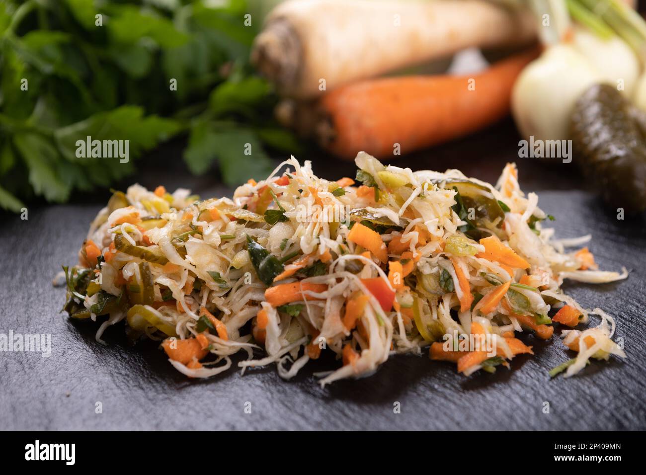 Salate aus frischem Gemüse der Saison. Vegetarische Ernährung. Gesundes Gemüse Stockfoto