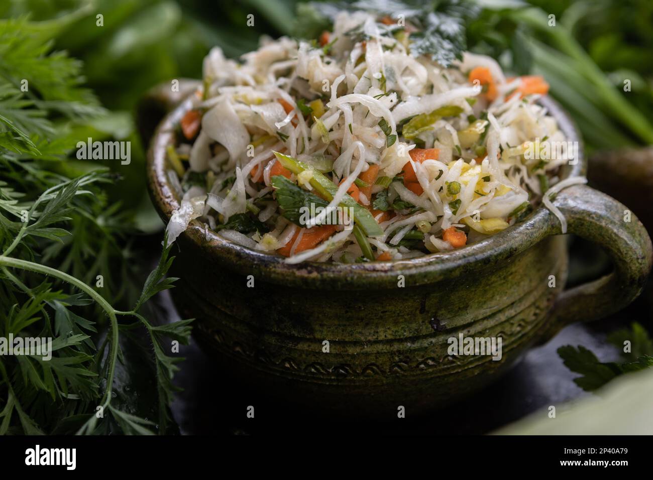 Salate aus frischem Gemüse der Saison. Vegetarische Ernährung. Gesundes Gemüse Stockfoto