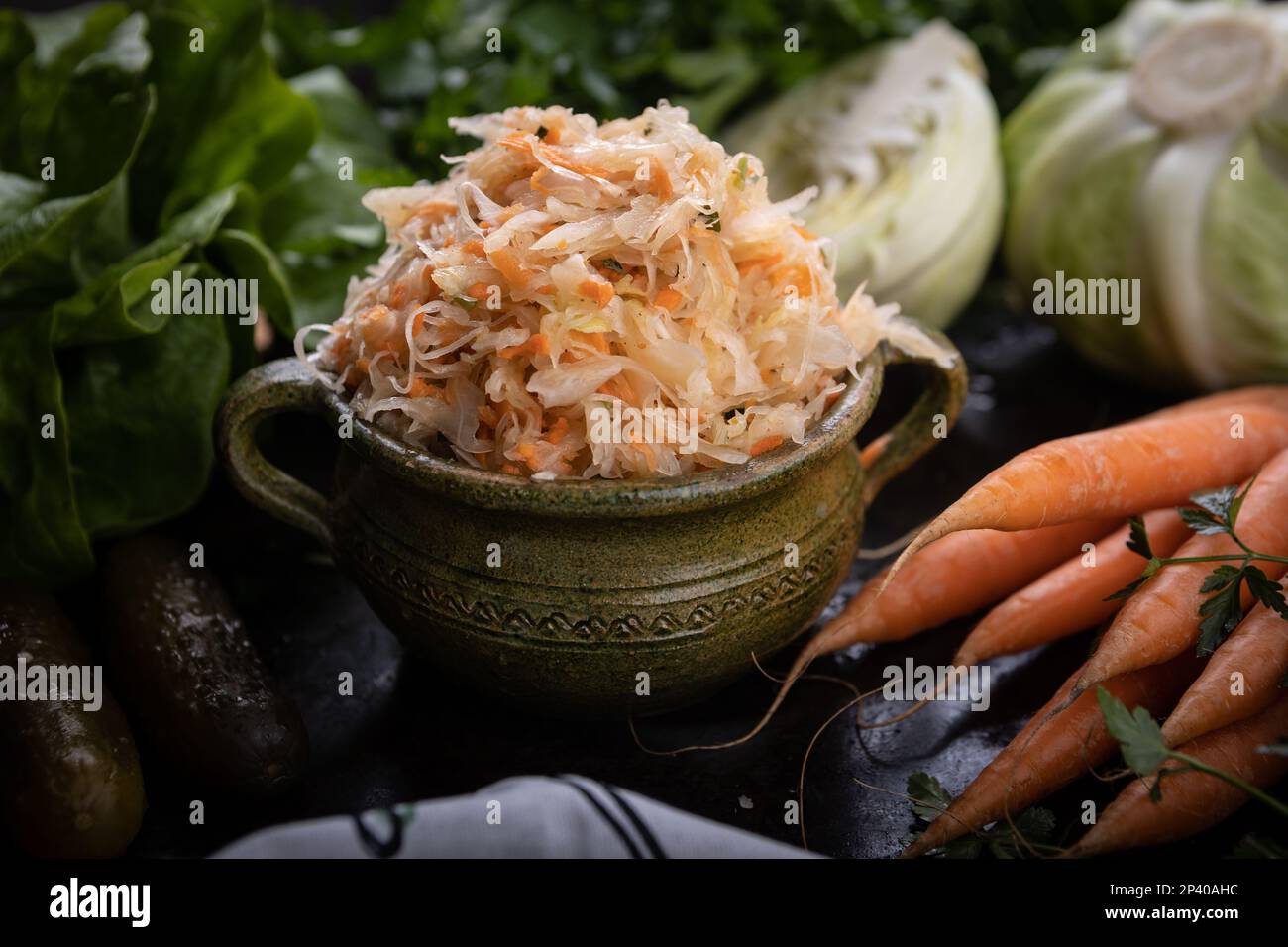 Salate aus frischem Gemüse der Saison. Vegetarische Ernährung. Gesundes Gemüse Stockfoto