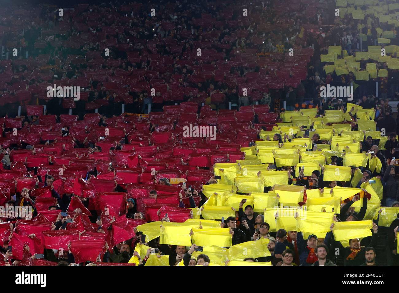 Rom, Italien. 05. März 2023. Roma-Fans warten auf den Start des Fußballspiels der Serie A zwischen Roma und Juventus im Olympiastadion in Rom, Rom, Italien, am 05. März 2023. Kredit: Riccardo De Luca - Update Images/Alamy Live News Stockfoto
