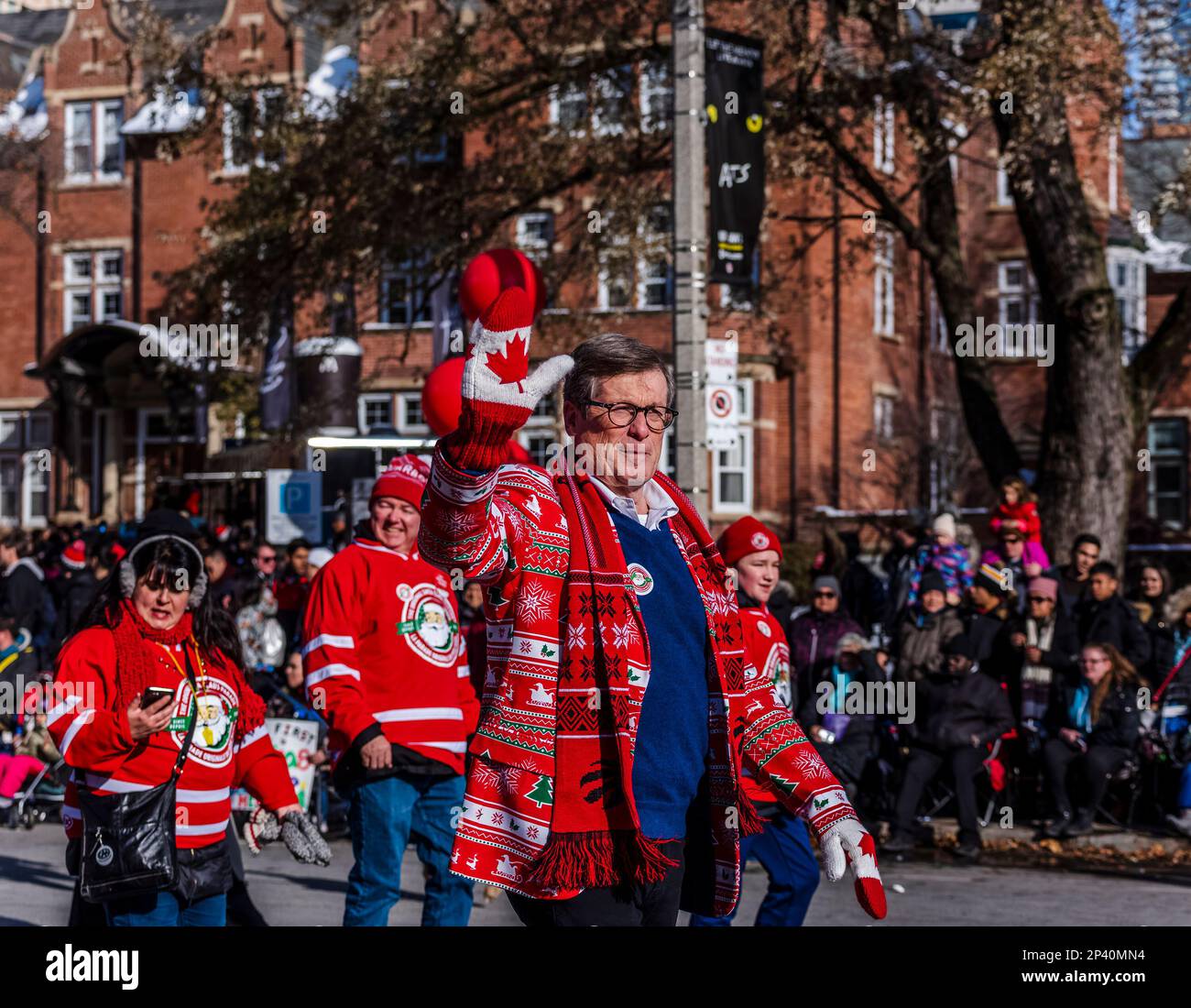 Toronto, Ontario, Kanada- 17. November 2019: Torontos Bürgermeister John Tory winkt der Menge bei der alljährlichen Santa Claus Parade in Toronto zu Stockfoto