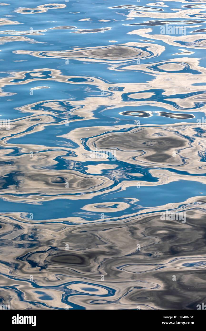 Interessante Muster, die sich in der Oberfläche des Meeres im Behm Canal im Südosten Alaskas, USA, widerspiegeln. Stockfoto