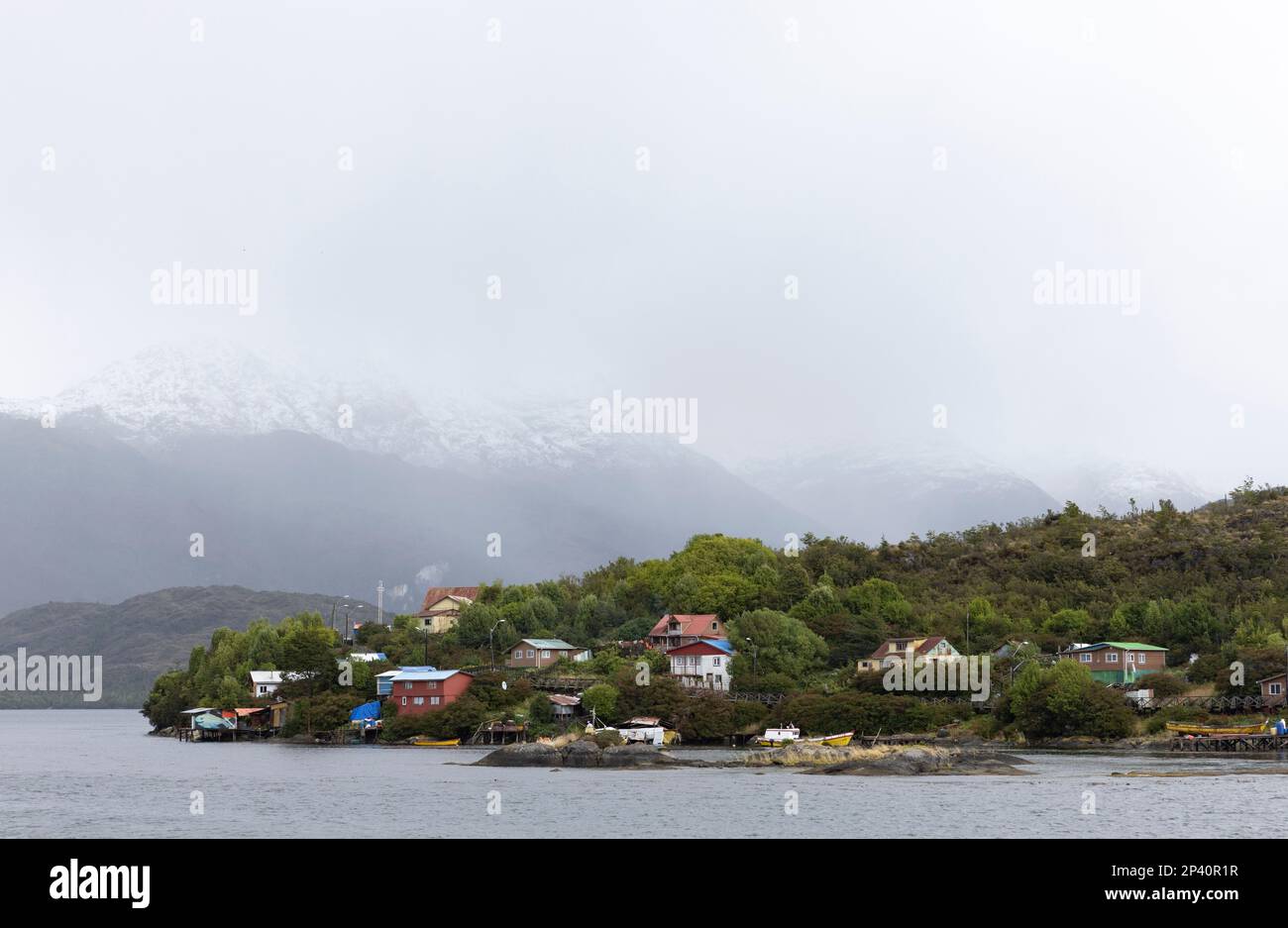 Puerto Edén von einer Fähre aus gesehen, die durch die Fjorde des südlichen Chile fährt Stockfoto