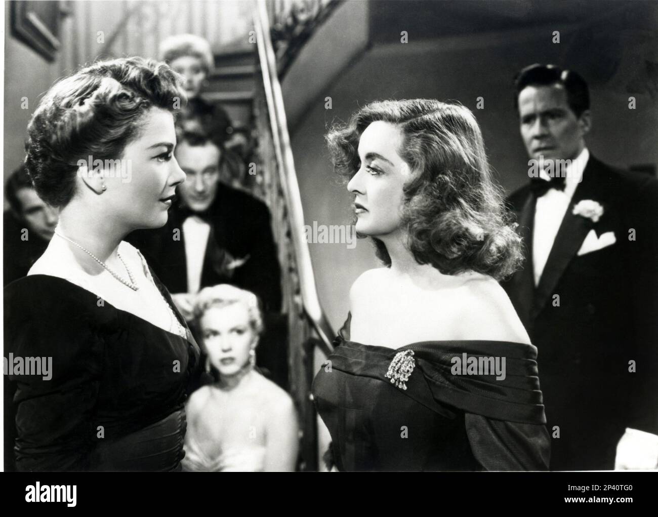 1950 : die Filmschauspielerin BETTE DAVIS ( Lowell , MA 1908 - Neuilly , France 1989 ) , MARILYN MONROE , GEORGE SANDERS und ANN BAXTER in ALL ABOUT EVE ( Eva contro Eva ) von Joseph L. Mankiewicz , Aus einem Roman von Mary Orr CINEMA - FILM - attrice - Portrait - Rituto - Capelli lunghi - langes Haar - profilo - Profil - Perlen - perla - perle - collana - Halskette - Juwelen - Schmuck - gioiello - gioielli - Orechino - Orechini - Ohrringe - Party - Festa - spilla - Nadel - Scollatura - Dekolleté - Nekkopening - Ausschnitt --- Archivio GBB Stockfoto