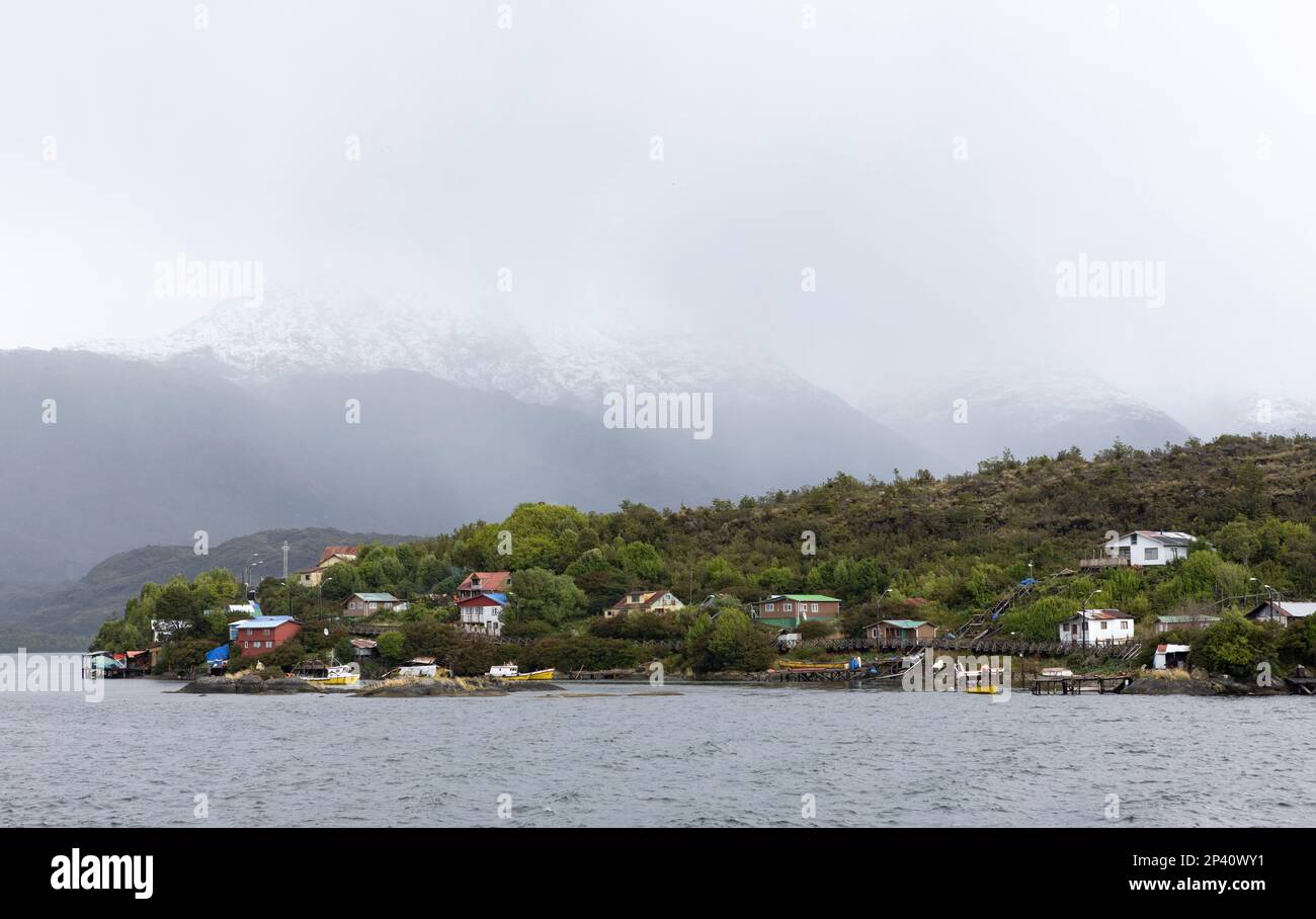 Puerto Edén von einer Fähre aus gesehen, die durch die Fjorde des südlichen Chile fährt Stockfoto