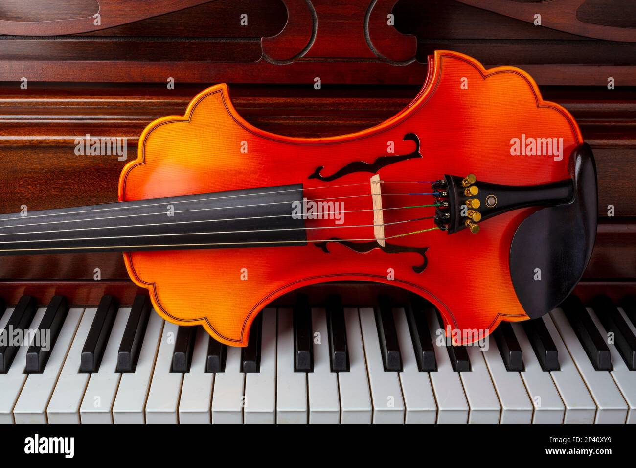 Schöne Barocke Violin Auf Den Piano Keys Still Life Stockfoto