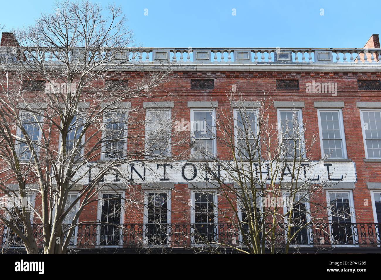 ITHACA, NEW YORK - 26. FEBRUAR 2023: Clinton Hall ist ein dreigeschossiges Ziegelgebäude im griechischen Stil, das im National Register of Historic Places aufgeführt ist Stockfoto