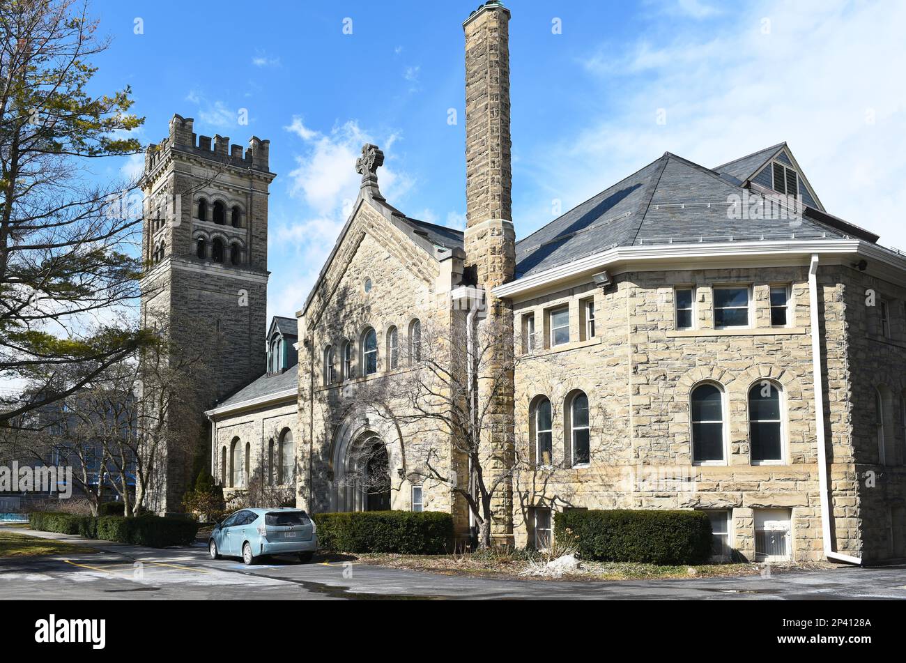 ITHACA, NEW YORK - 26. FEBRUAR 2023: Die erste presbyterianische Kirche in der Innenstadt von Ithaka. Stockfoto