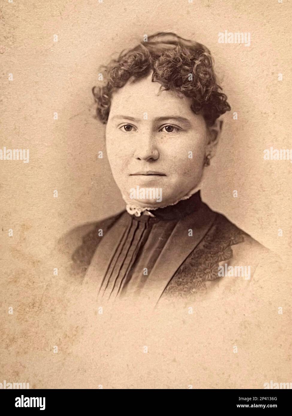 Vintage 19. Century Sepia-toniertes fotografisches Porträt einer Frau mittleren Alters Stockfoto