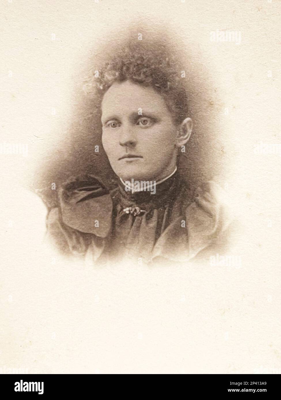 Vintage 19. Century Sepia-toniertes fotografisches Porträt einer Frau mittleren Alters Stockfoto