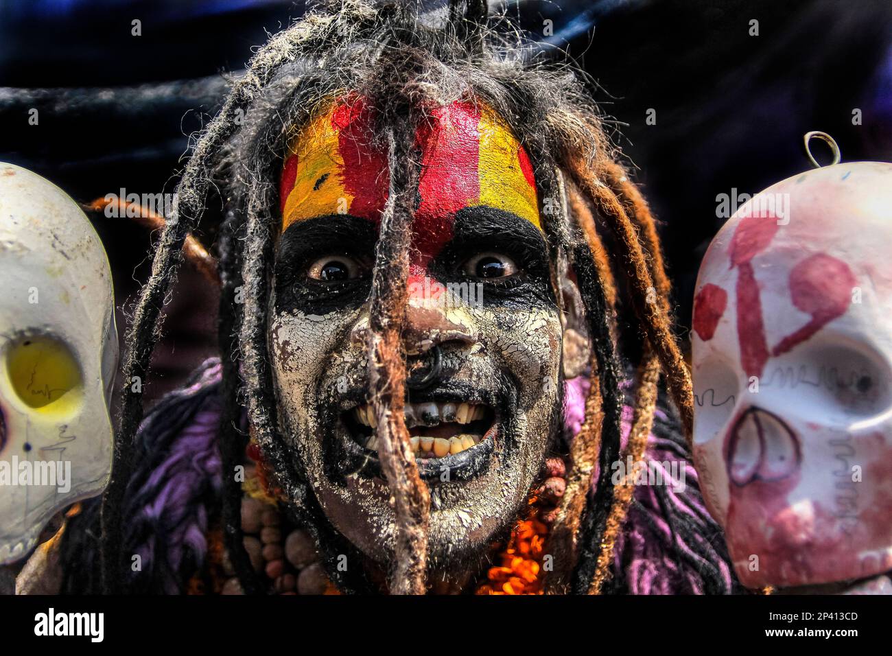 Varanasi, Uttarpradesh, Indien. 4. März 2023. Die Menschen von Kashi versammeln sich in Manikarnika Gheat, um Chita Bhasma Holi zu feiern. Es ist ein sehr guter Anlass für alle Aghoris, Weisen und Nagas. Nach dem Glauben an unsere Vedic-Schrift versammeln sich die Phantome, Geister und all diese Anhänger von Lord Shiva auf Manikarnika Gheat, um Masan Holi mit ihrer Gottheit Shiva zu feiern. (Kreditbild: © Sudip Chanda/Pacific Press via ZUMA Press Wire) NUR REDAKTIONELLE VERWENDUNG! Nicht für den kommerziellen GEBRAUCH! Stockfoto