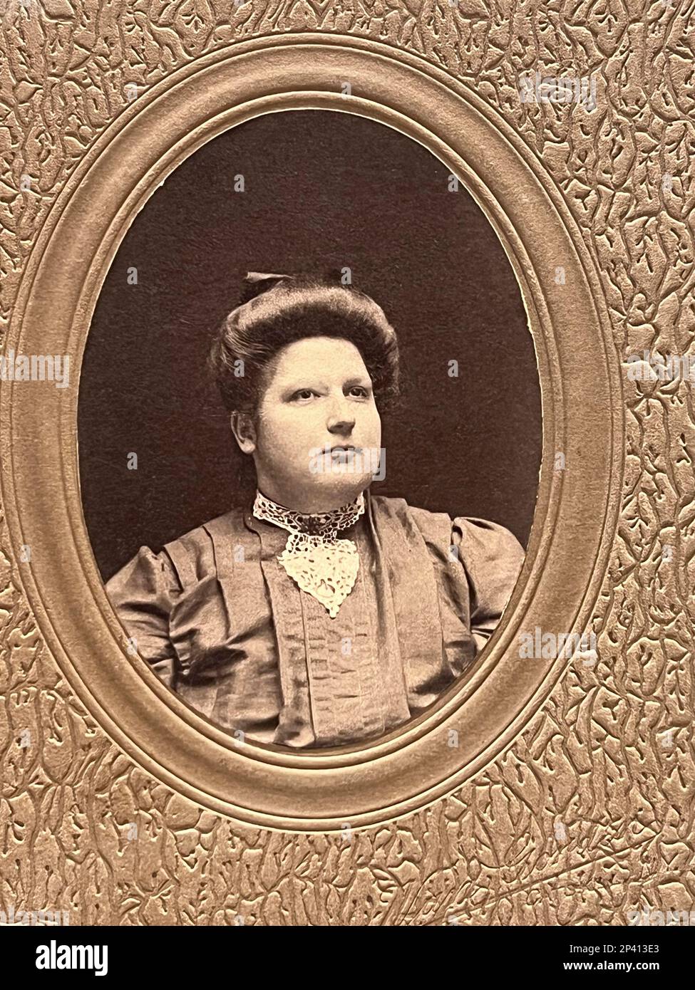 Vintage 19. Century Sepia-toniertes fotografisches Porträt einer Frau mittleren Alters Stockfoto