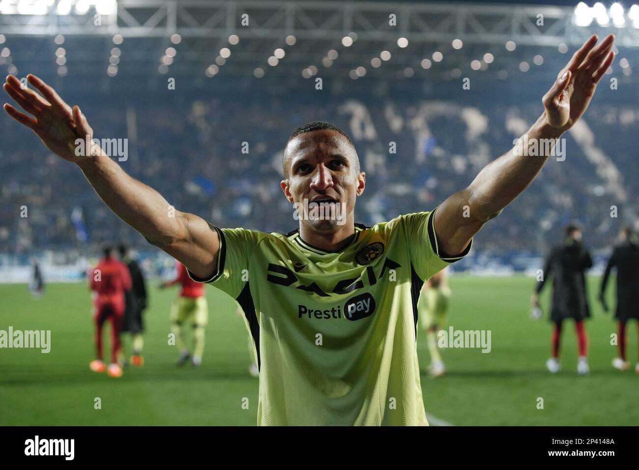 Bergamo, Italien. 04. März 2023. Italien, Bergamo, 4. März 2023: Rodrigo Becao (udinesischer Verteidiger) begrüßt die Fans am Ende des Fußballspiels ATALANTA gegen UDINESE, Serie A Tim 2022-2023 Day 25 im Gewiss Stadion. (Foto: Fabrizio Andrea Bertani/Pacific Press/Sipa USA) Guthaben: SIPA USA/Alamy Live News Stockfoto