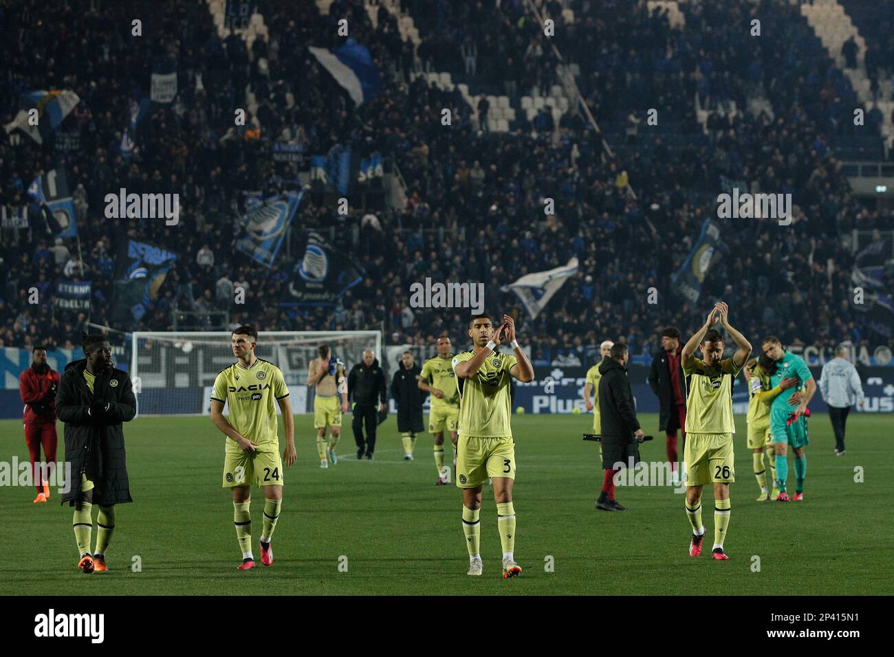 Bergamo, Italien. 04. März 2023. Italien, Bergamo, 4. März 2023: Udineser Spieler begrüßen die Fans auf den Tribünen am Ende des Fußballspiels ATALANTA vs UDINESE, Serie A Tim 2022-2023 Day 25 im Gewiss Stadion. (Foto: Fabrizio Andrea Bertani/Pacific Press/Sipa USA) Guthaben: SIPA USA/Alamy Live News Stockfoto
