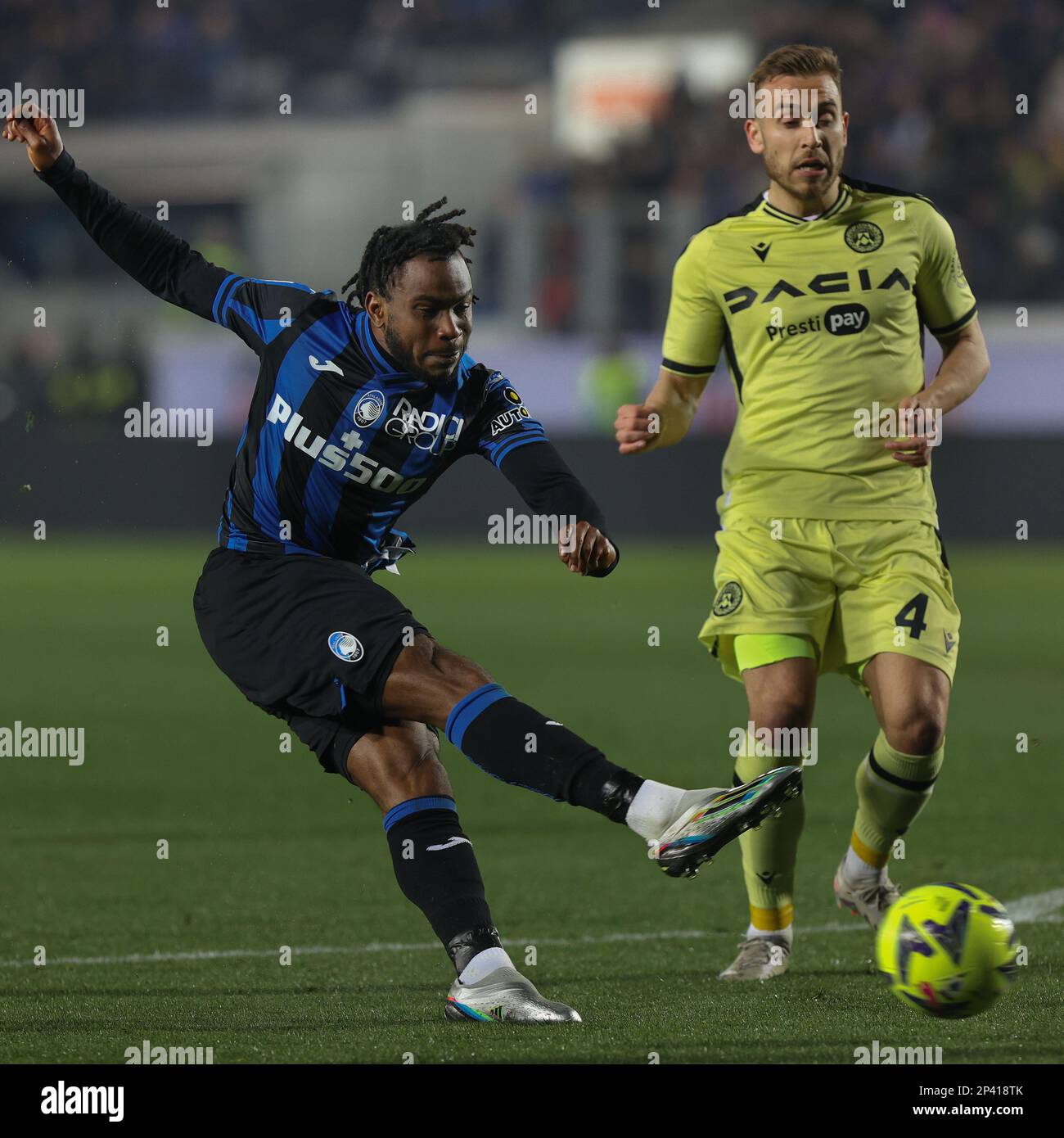 Bergamo, Italien. 04. März 2023. Italien, Bergamo, 4. März 2023: Ademola Lookman (Atalanta Stürmer) schießt in der zweiten Halbzeit beim Fußballspiel ATALANTA gegen UDINESE, Serie A Tim 2022-2023 Day 25 im Gewiss Stadion. (Foto: Fabrizio Andrea Bertani/Pacific Press/Sipa USA) Guthaben: SIPA USA/Alamy Live News Stockfoto