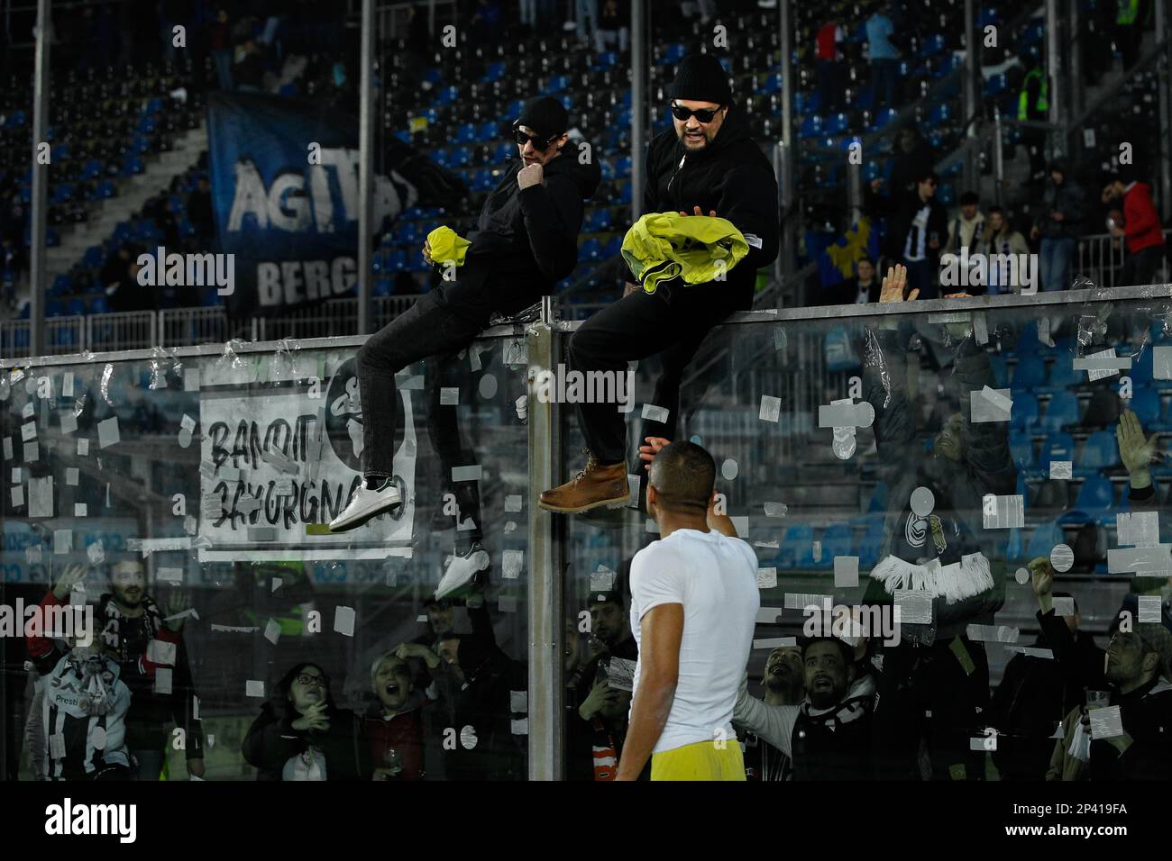 Bergamo, Italien. 04. März 2023. Italien, Bergamo, 4. März 2023: Rodrigo Becao (udinesischer Verteidiger) gibt seinem Fan am Ende des Fußballspiels ATALANTA gegen UDINESE, Serie A Tim 2022-2023 Day 25 im Gewiss Stadion sein T-Shirt. (Foto: Fabrizio Andrea Bertani/Pacific Press/Sipa USA) Guthaben: SIPA USA/Alamy Live News Stockfoto
