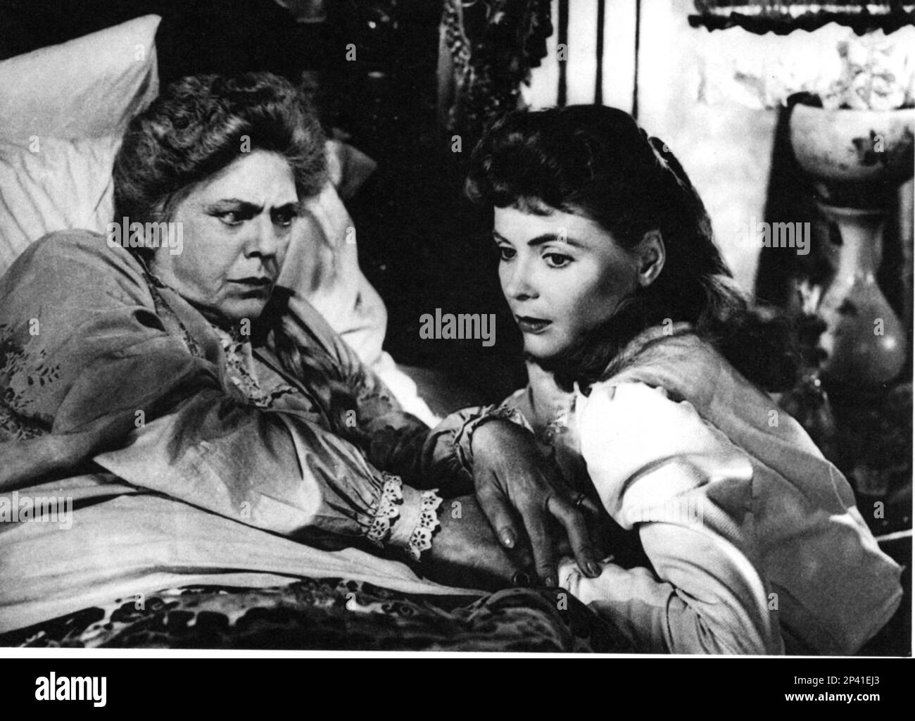 1945 , USA : die gefeierte große Schauspielerin ETHEL BARRYMORE mit Dorothy Macguire auf DER WENDELTREPPE ( La scala a chiocciola ) von Robert Siodmak - KINO - FILM - NOIR - Letto - Bett --- Archivio GBB Stockfoto