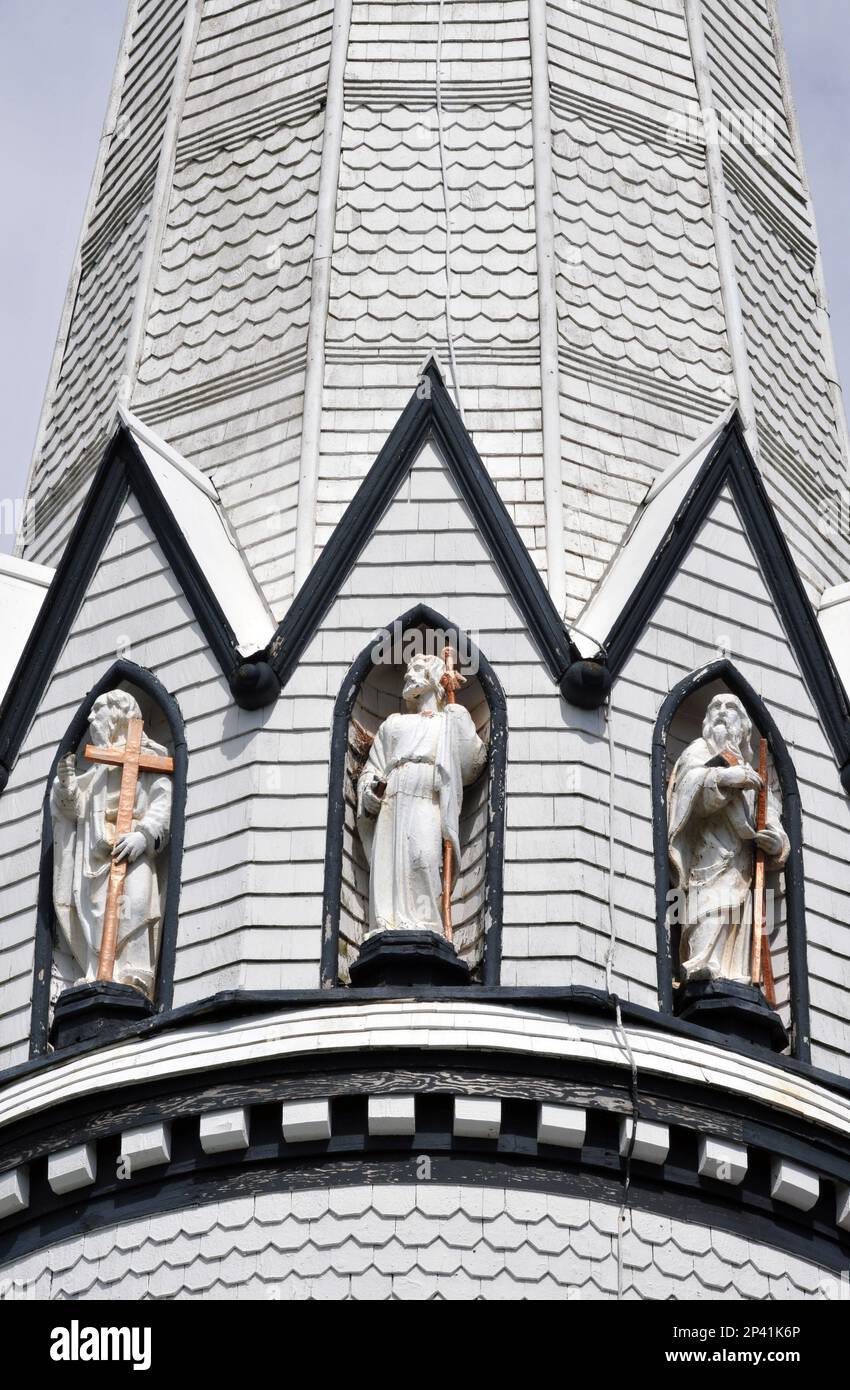 Statuen der Apostel umschließen den kreisförmigen Turm des Wahrzeichens St. Mary's Church at Indian River, PEI, fertiggestellt im Jahr 1902. Stockfoto