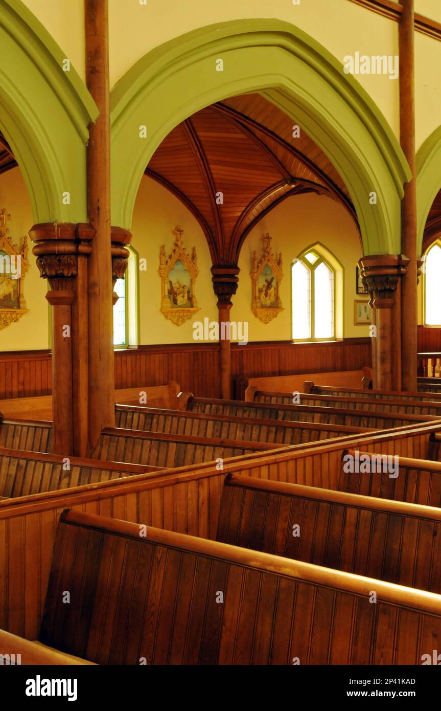 Holzbänke säumen das Innere des Wahrzeichens St. Mary's Church am Indian River, PEI. In der Kirche von 1902 findet heute jedes Jahr ein Musikfestival statt. Stockfoto