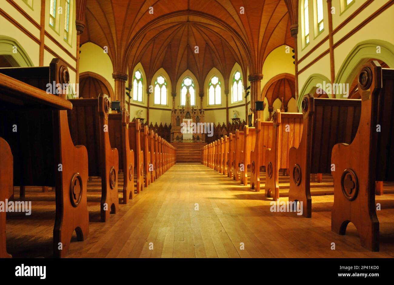 Bänke säumen das Innere des Wahrzeichens St. Mary's Church am Indian River, PEI. In der Kirche von 1902 findet heute das Under the Spire Music Festival statt. Stockfoto