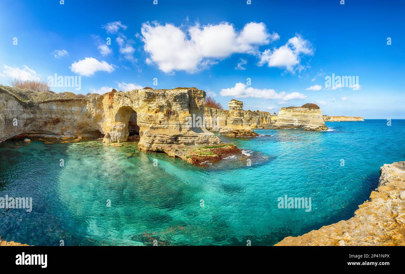 Atemberaubende Meereslandschaft mit Klippen, felsigem Bogen und Stapeln (faraglioni) am Torre Sant Andrea, Salento Küste, Apulien Region, Italien Stockfoto