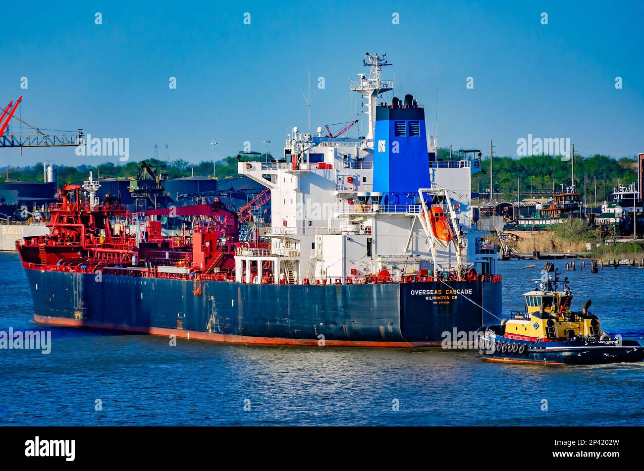 Overseas Cascade wird beim Einlaufen in den Hafen von Mobile mit Unterstützung des Schleppers Lisa Cooper, 3. März 2023, in Mobile, Alabama, abgebildet. Stockfoto