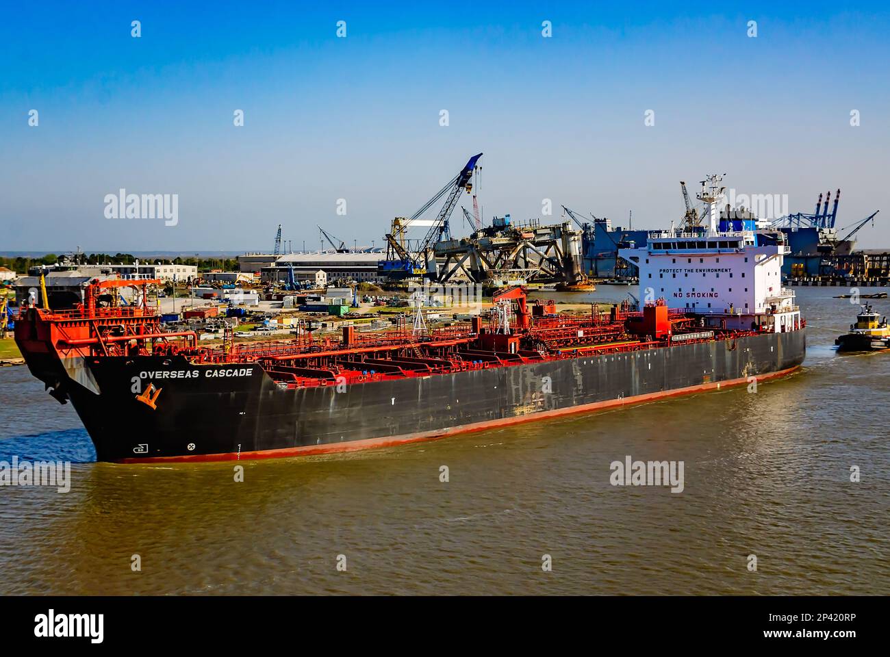 Overseas Cascade wird beim Einlaufen in den Hafen von Mobile mit Unterstützung des Schleppers Lisa Cooper, 3. März 2023, in Mobile, Alabama, abgebildet. Stockfoto