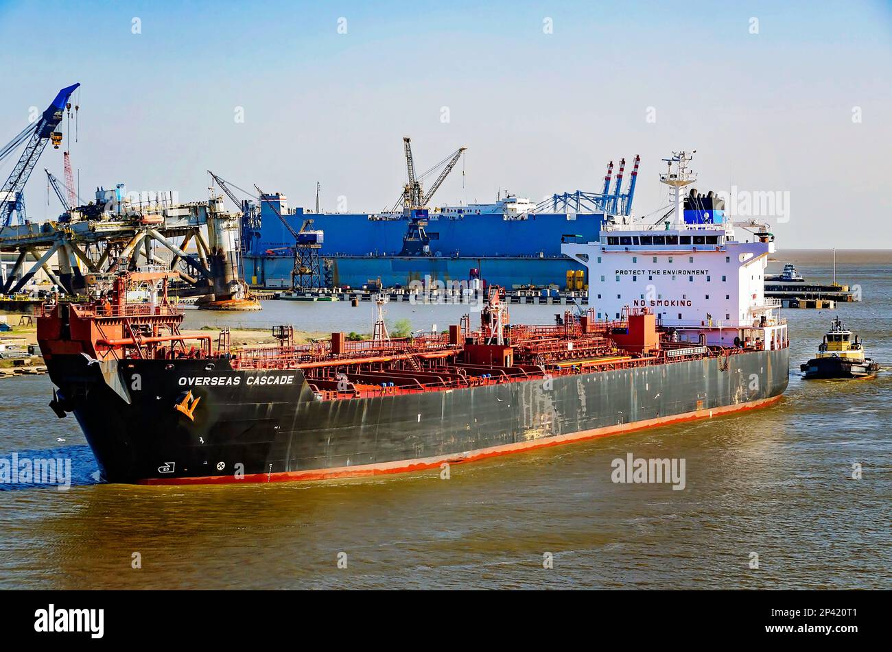 Overseas Cascade wird beim Einlaufen in den Hafen von Mobile mit Unterstützung des Schleppers Lisa Cooper, 3. März 2023, in Mobile, Alabama, abgebildet. Stockfoto
