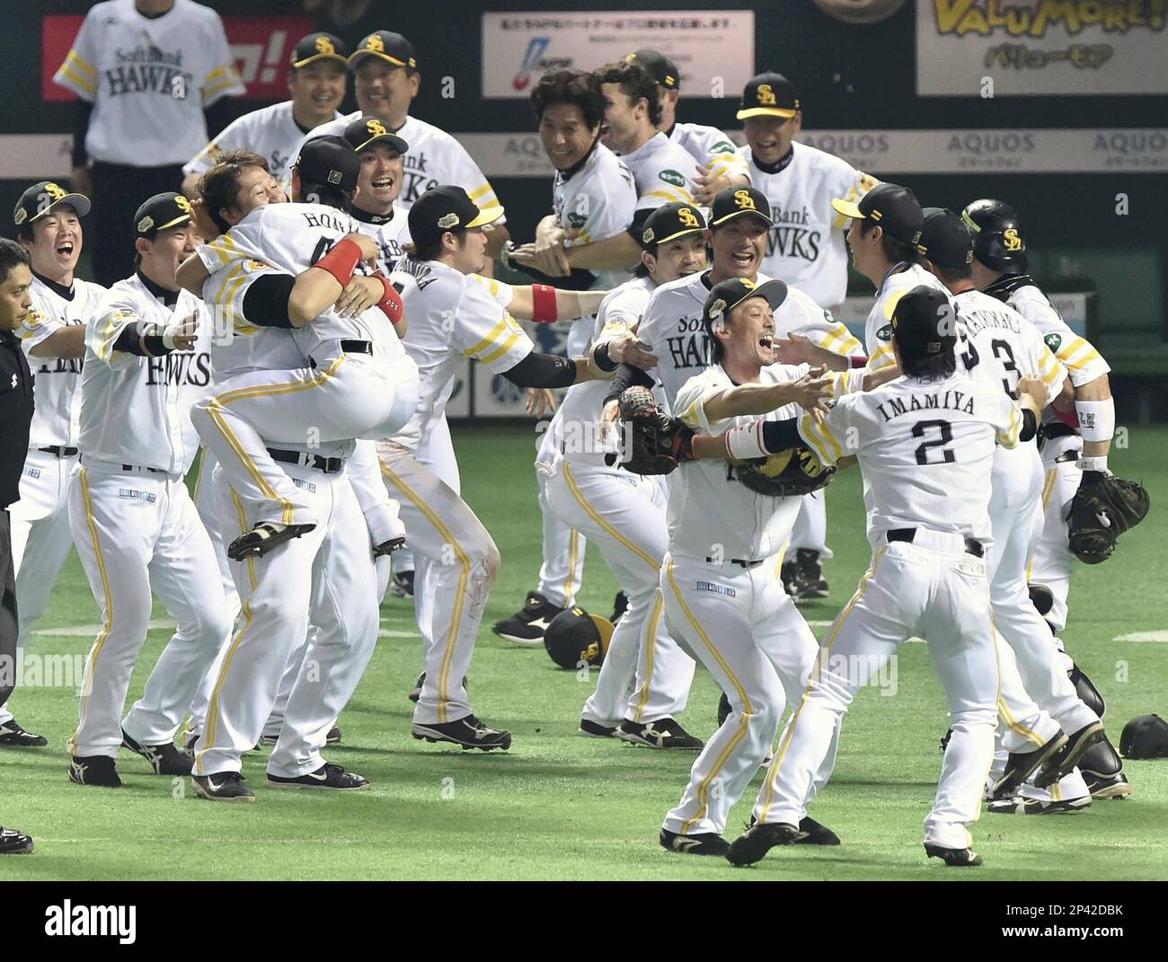 The Softbank Hawks' players celebrate after winning the Japan Series game agasint the Hanshin Tigers at Yafuoku Dome in Fukuoka on Oct. 30, 2014. Hawks beat Tigers 1-0 in Game 5 of the series to capture the first title in three years. ( The Yomiuri Shimbun via AP Images ) Stockfoto