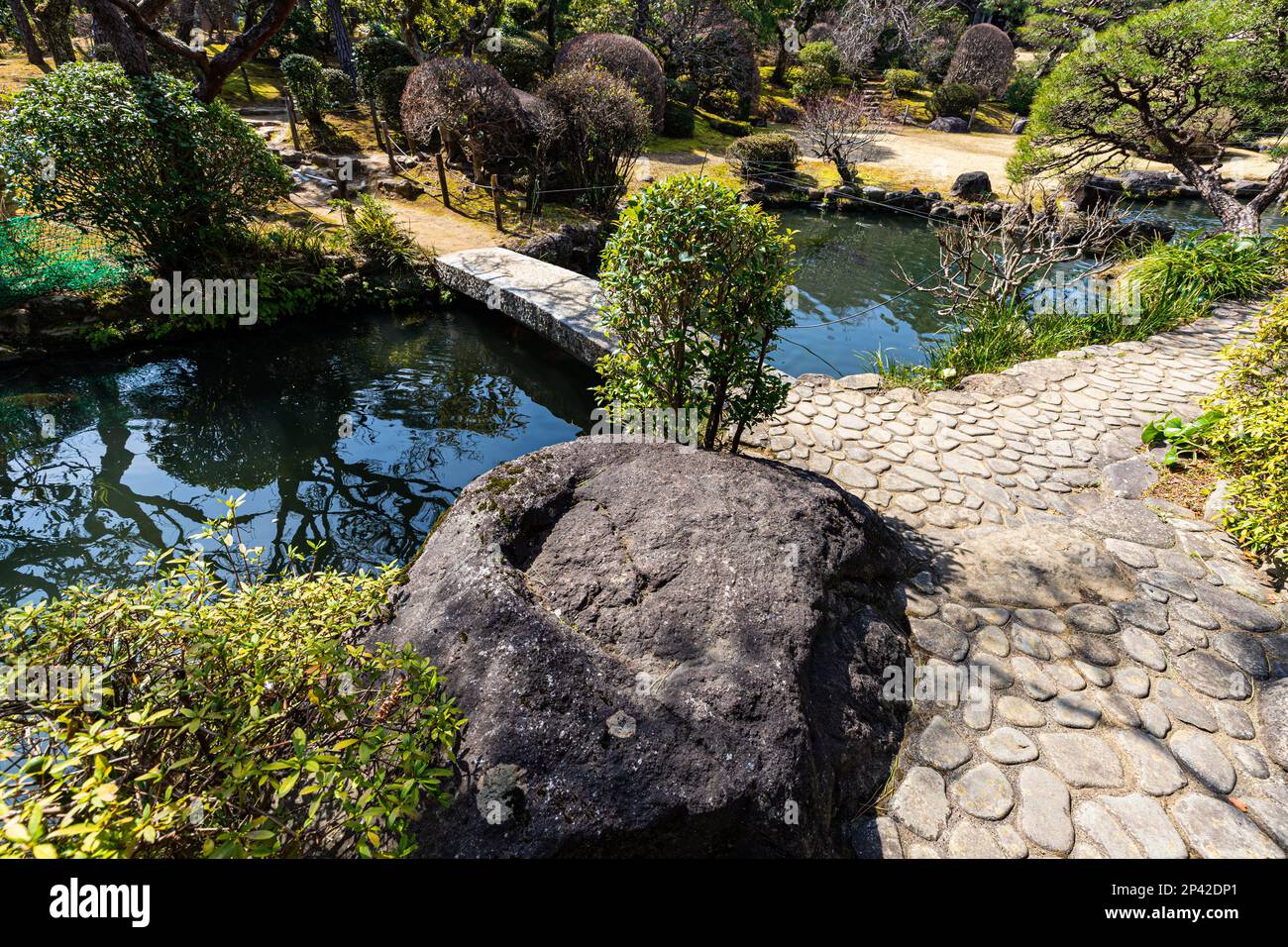 Kiunkaku Pond Garden - Kiunkaku gehörte einst zu den drei größten Häusern in Atami. Als es zu einem Hotel wurde, wurde es von vielen japanischen Autoren genutzt und so Stockfoto