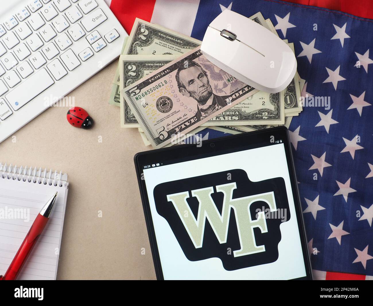 In dieser Fotoabbildung wird das Logo der Wake Forest University auf einem Tablet angezeigt. Stockfoto