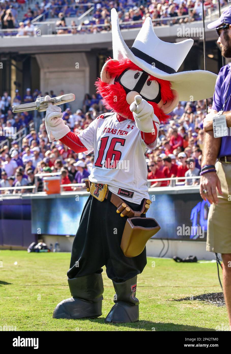 October 25th, 2014: .Texas Tech mascot, Raider Red in action of an NCAA football game between the Texas Tech Red Raiders and the TCU Horned Frogs at Amon G. Carter Stadium in Fort Worth, Texas. . (Cal Sport Media via AP Images) Stockfoto