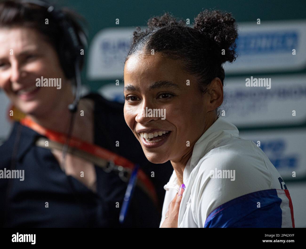 Jazmin Sawyers of Great Britain & NI wird von der BBC interviewt, nachdem sie bei der Europameisterschaft der Leichtathletik in der Ataköy Athletics Arena in Istanbul, Türkiye, das Langsprung-Finale der Frauen gewonnen haben. Foto von Gary Mitchell Stockfoto